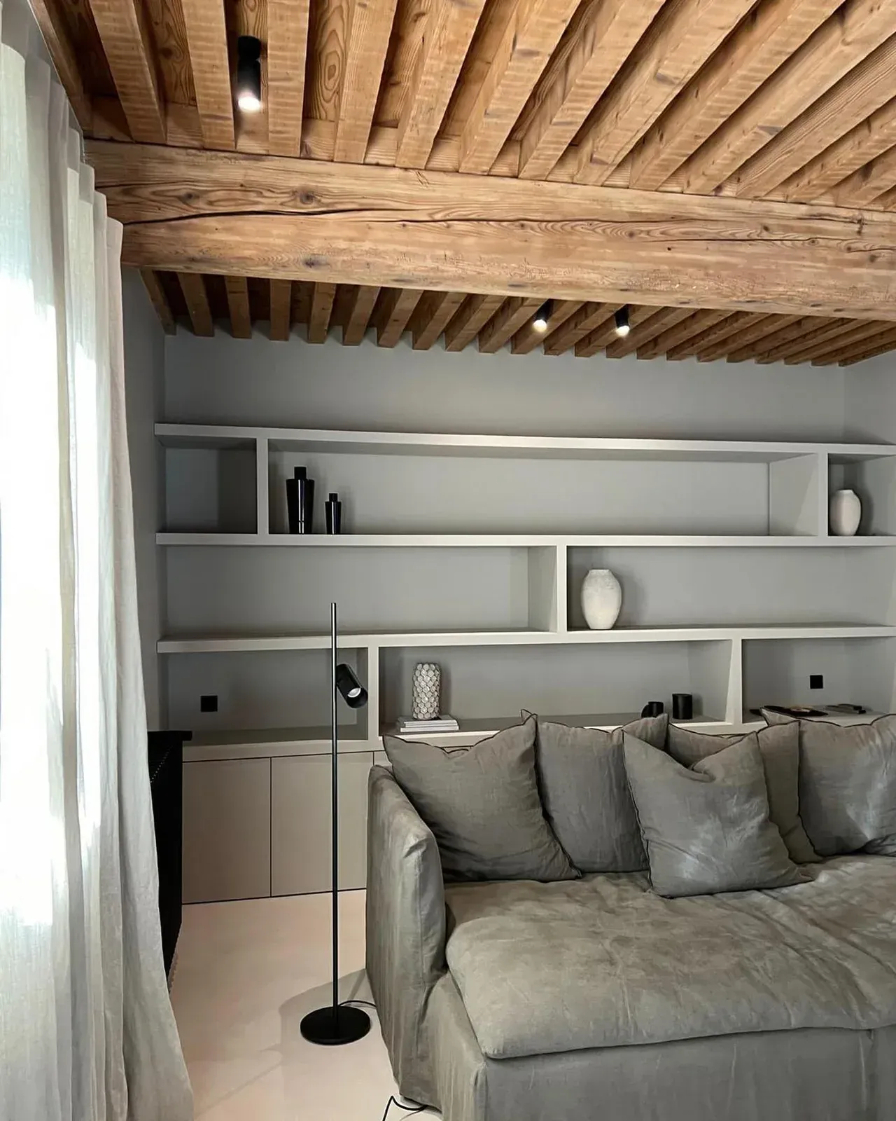 Bibliothèque sur-mesure — MDF peint, portes push to open
