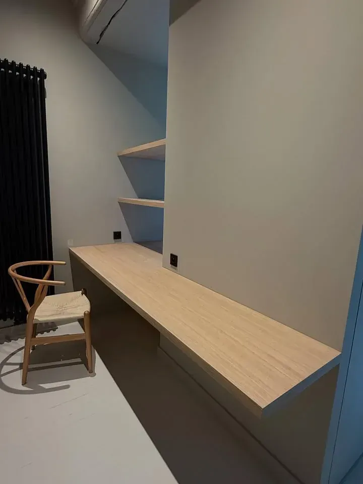 Bureau intégré suspendu — Plan filant chêne, tablettes en applique