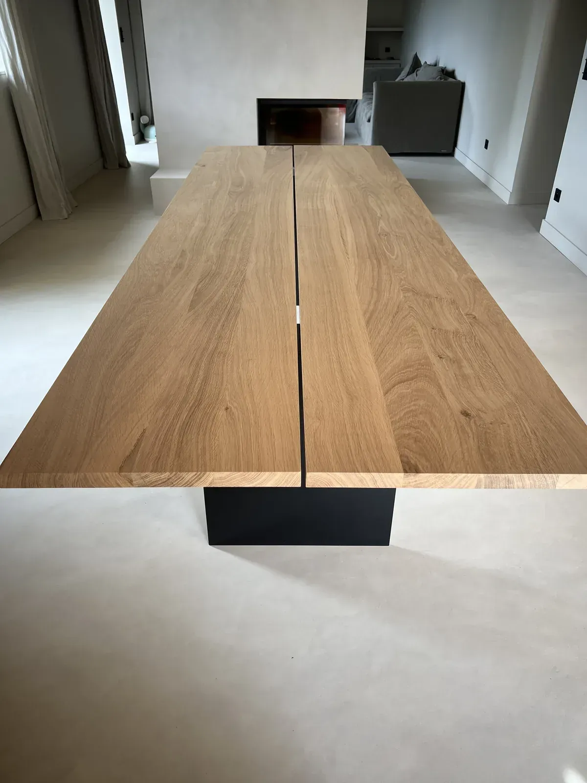 Détail du joint creux entre les deux plateaux de chêne d'une table de repas